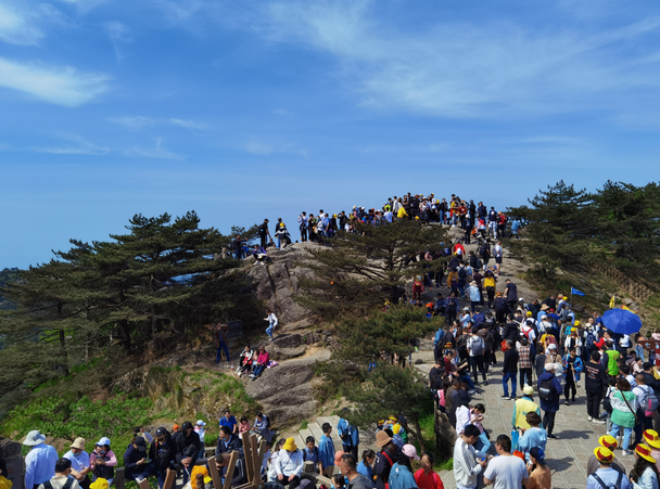  普樂斯等離子清洗機小伙伴在景區(qū)