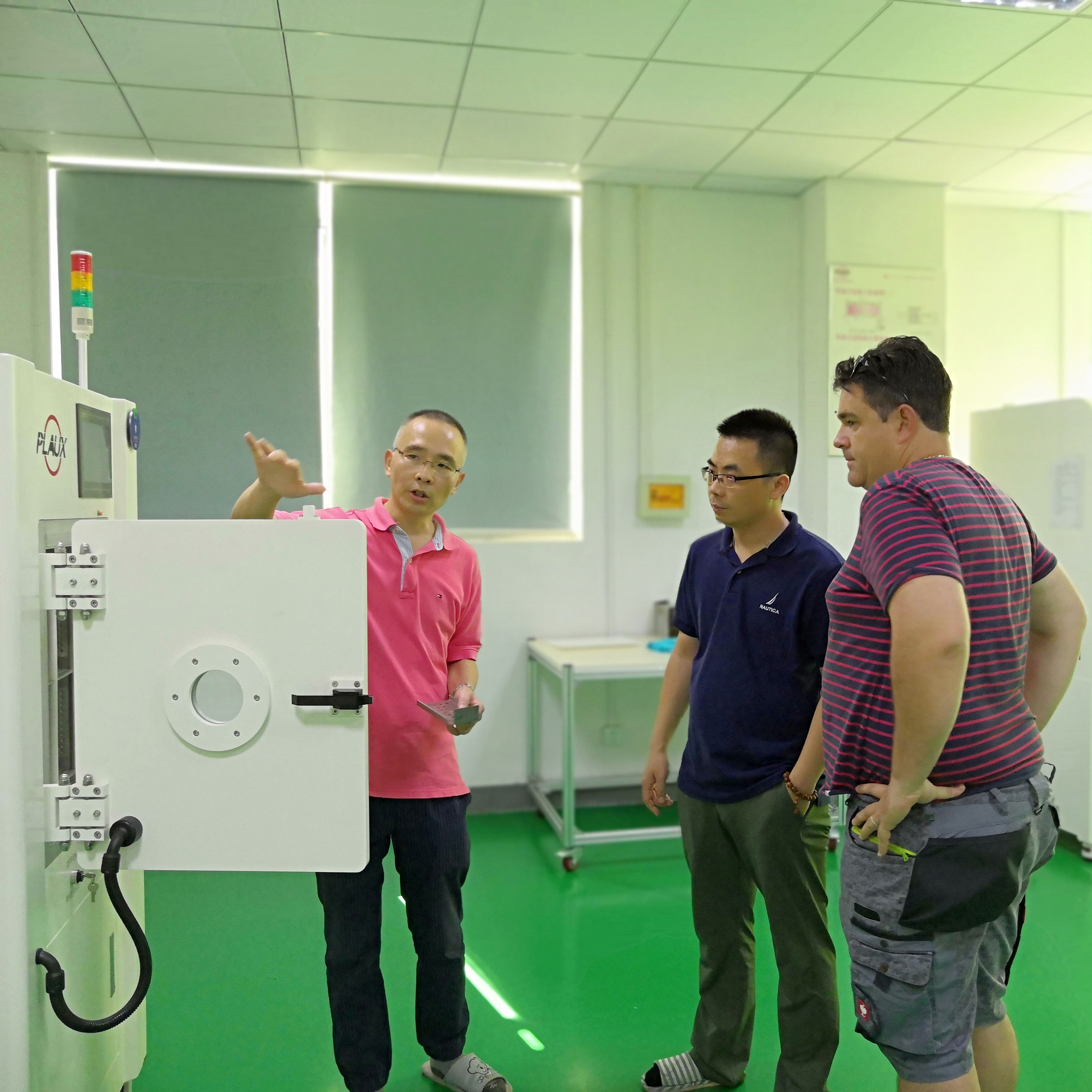 郭總親自為Peter De Jongh講解操作等離子清洗機應(yīng)用