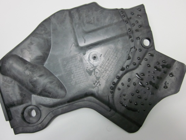 發(fā)動(dòng)機(jī)護(hù)板滴膠發(fā)泡前等離子表面處理