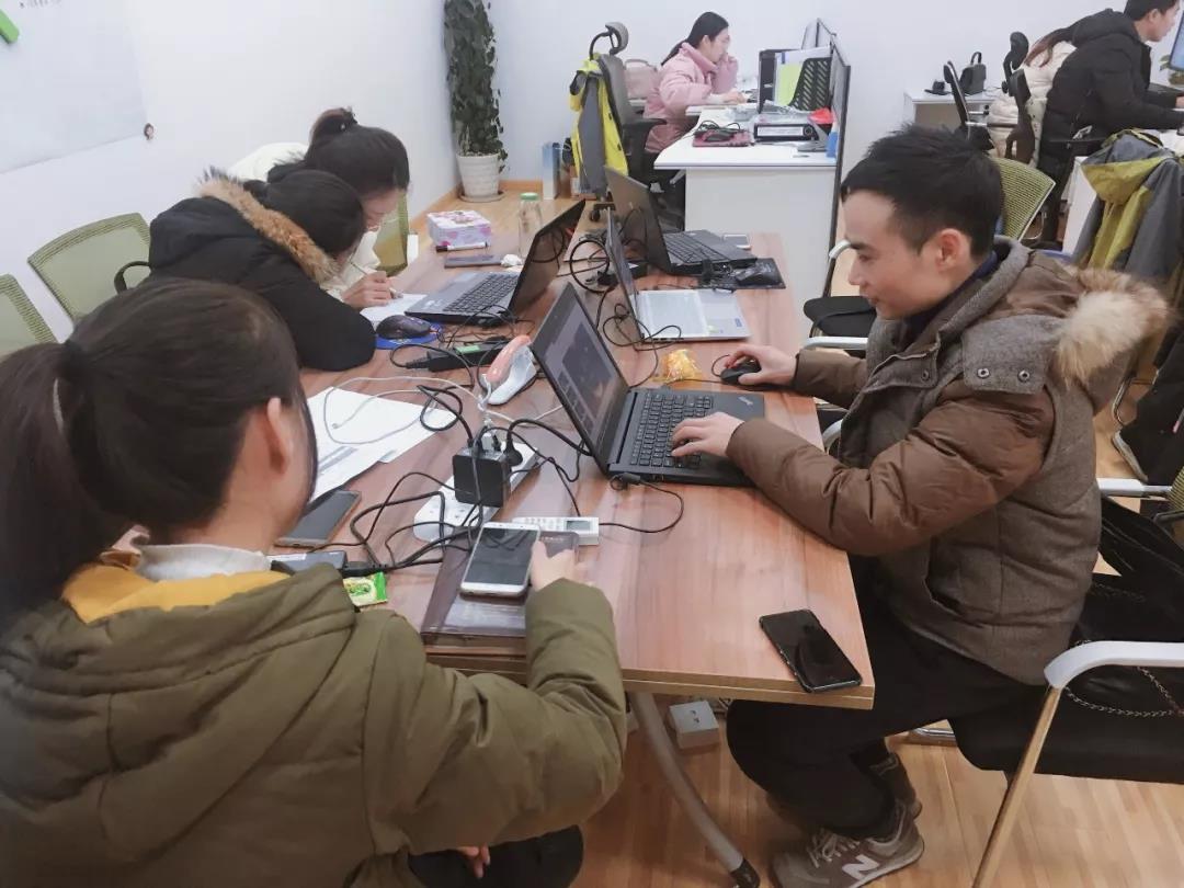 小伙伴們聚精會(huì)神