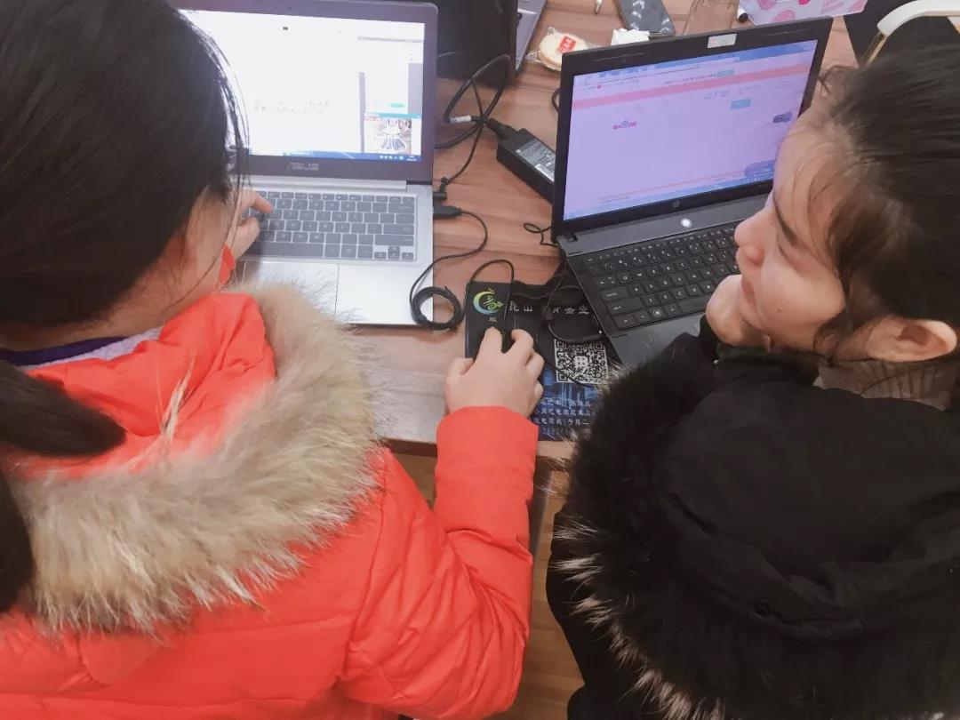 聚精會(huì)神討論