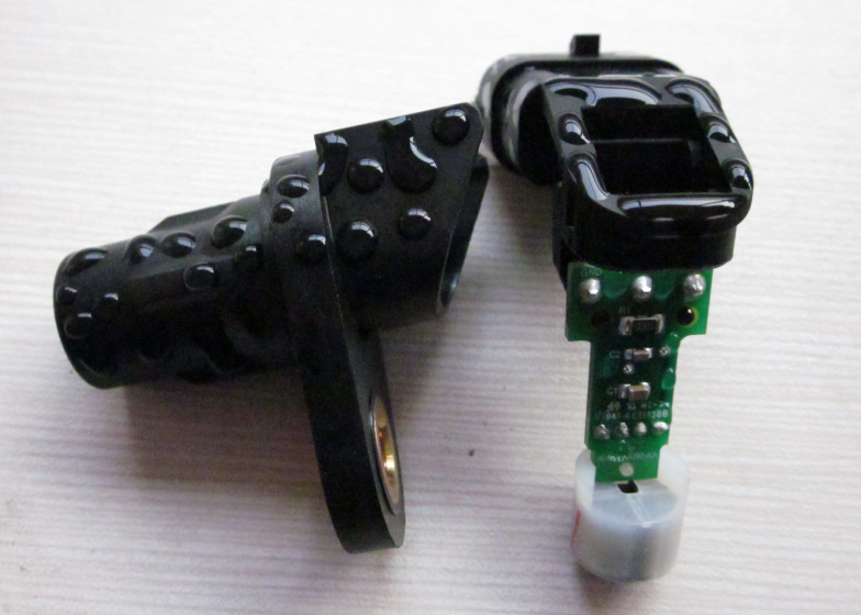 汽車傳感器外殼在等離子處理前呈疏水狀-普樂斯等離子清洗機