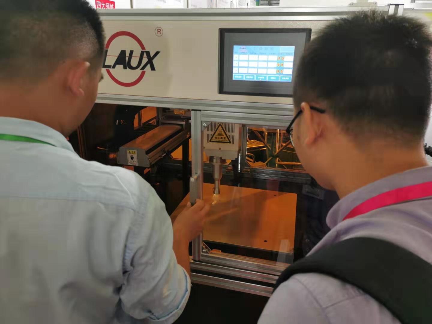 普樂斯等離子清洗機(jī)亮相汽車內(nèi)外飾展，現(xiàn)場測試驗(yàn)證獲好評-普樂斯等離子表面處理