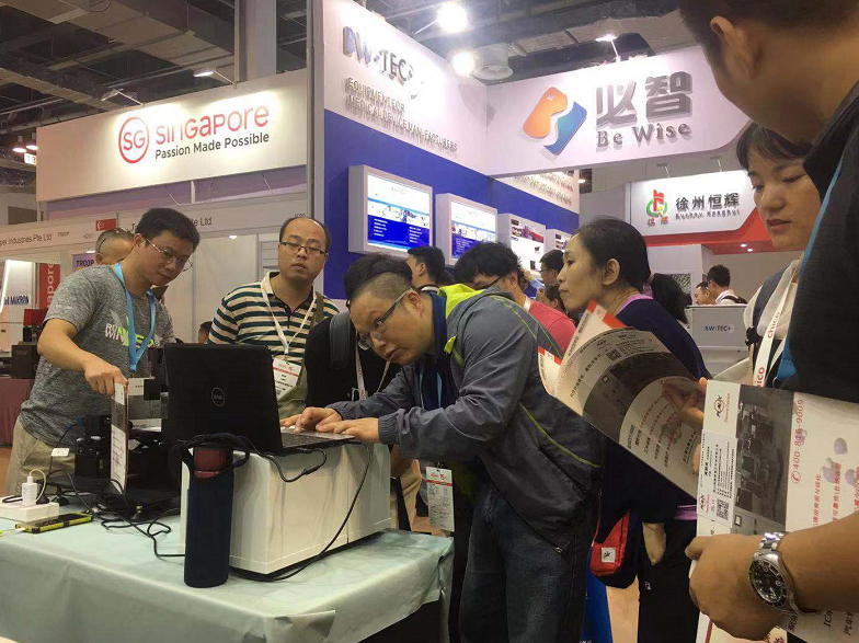 等離子表面處理后樣品進(jìn)行現(xiàn)場接觸角測試-普樂斯等離子清洗機